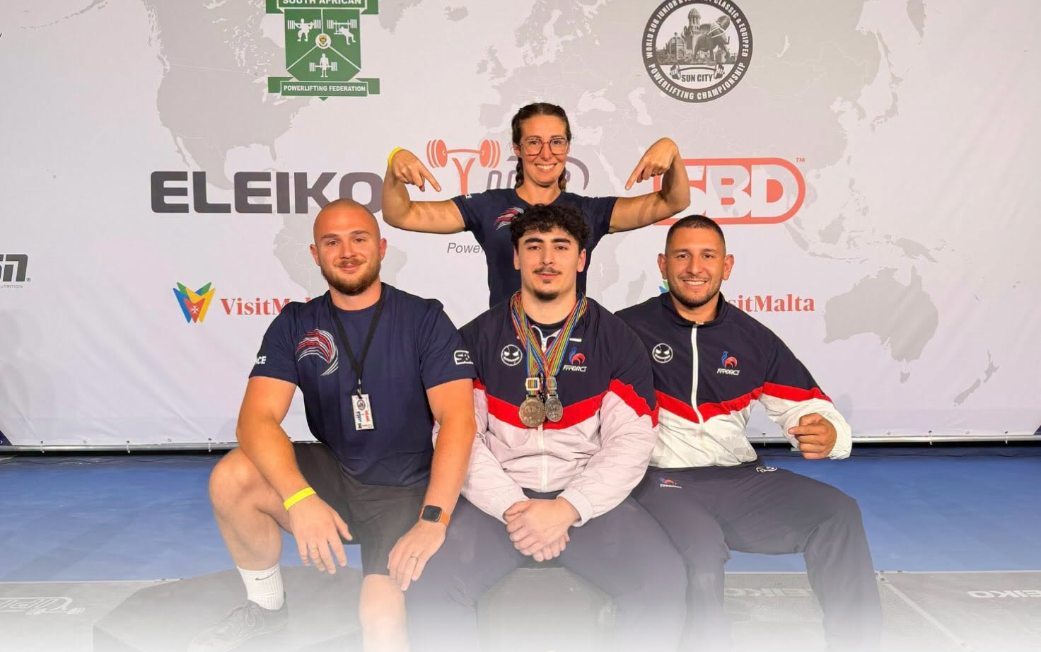 Alan Baron, vice-champion du monde junior, entouré des coachs de l'équipe de France Alexis Bachellez, Kevin Batista et Charlotte Peyraud à Sun City