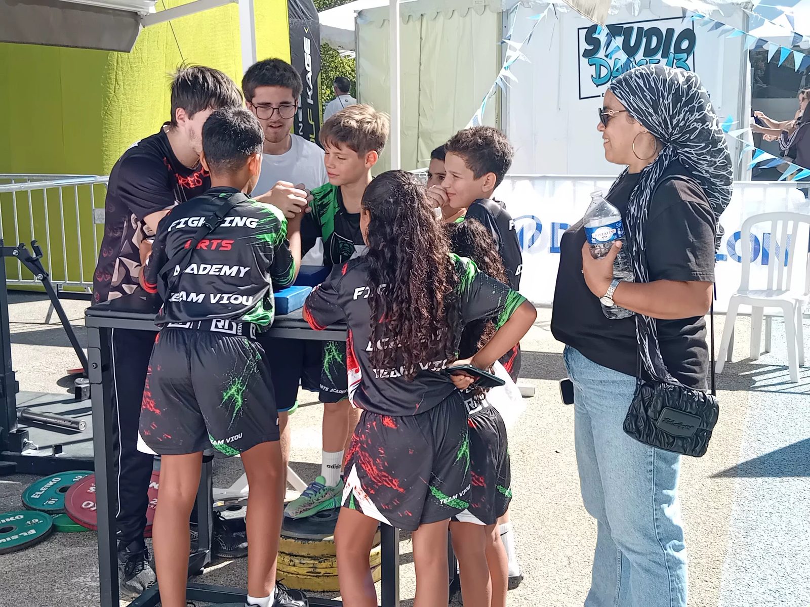 Jeunes athlètes autour de la table de bras de fer sportif