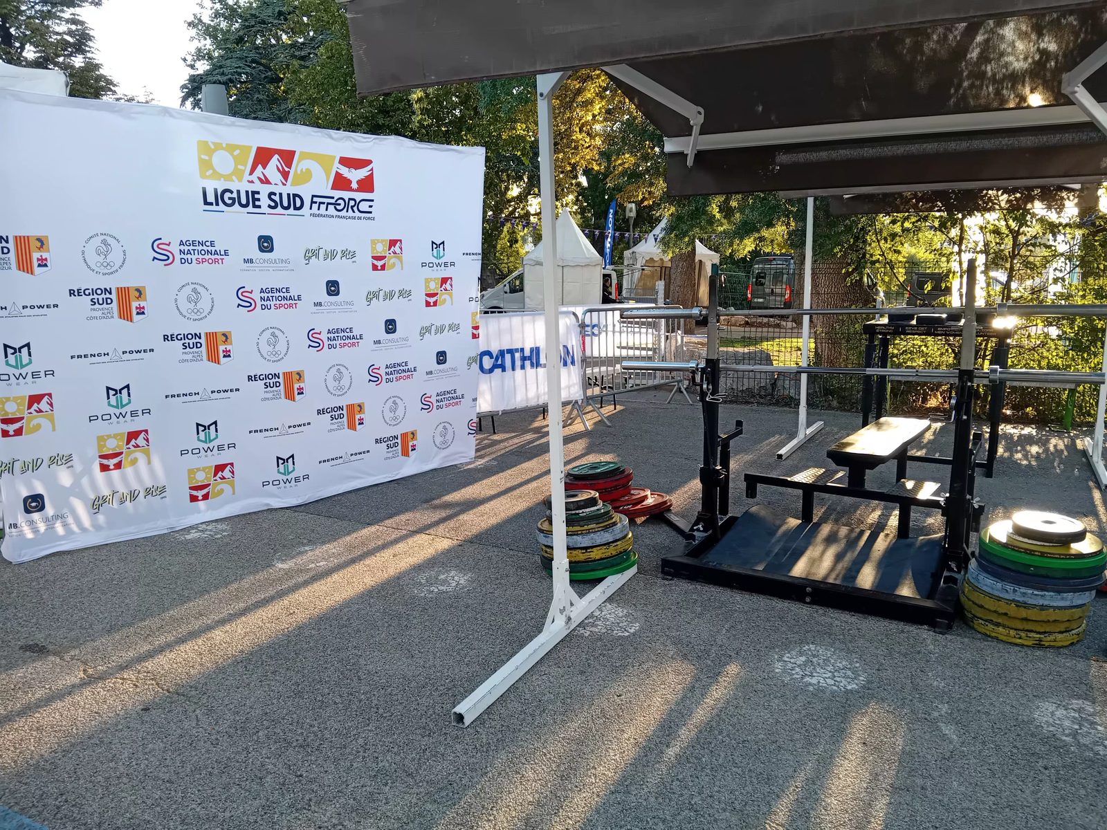 Le stand de la Ligue SUD de Force en cours d’installation