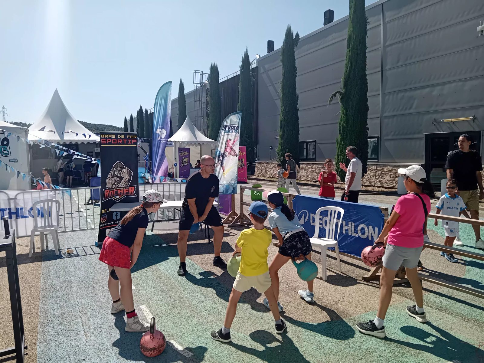 Le village Vitalsport sur le parking du Decathlon de Bouc-Bel-Air